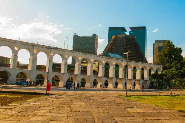 Rio de Janeiro: gród Rio de Janeiro z akwedukt Carioca. Katedra Metropolitalna w Saint Sebastian, Brazylia — Zdjęcie stockowe