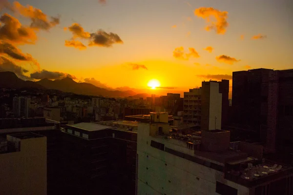 Rio de Janeiro, Brezilya: Rio de Janeiro gün batımında gökdelenler manzarası ile güzel manzara. — Stok fotoğraf