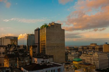 Rio de Janeiro, Brezilya: Rio de Janeiro gün batımında gökdelenler manzarası ile güzel manzara.