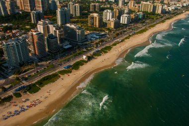 Rio de Janeiro City üzerinde bir helikopter uçuşu sırasında Barra da Tijuca havadan görünümü, Brezilya