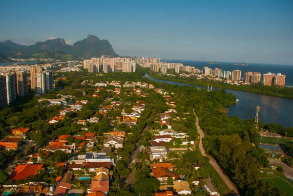 Vista de um helicóptero dos bairros da Barra da Tijuca, no Rio de Janeiro. Rio de Janeiro, Brasil — Fotografia de Stock