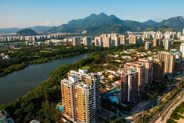 Rio de Janeiro City üzerinde bir helikopter uçuşu sırasında Barra da Tijuca havadan görünümü, Brezilya