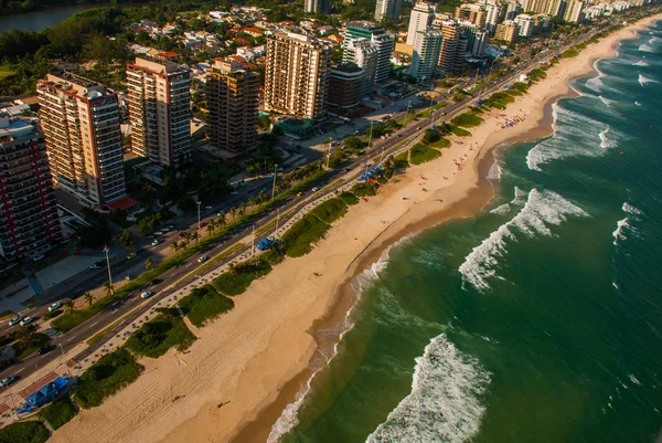 Vista aérea de Barra da Tijuca durante un vuelo en helicóptero sobre la ciudad de Río de Janeiro, Brasil — Foto de Stock