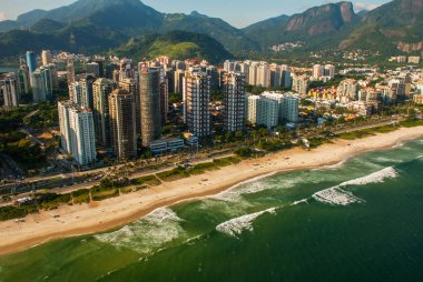 Rio de Janeiro City üzerinde bir helikopter uçuşu sırasında Barra da Tijuca havadan görünümü, Brezilya