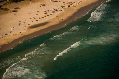 Rio de Janeiro, Brezilya: Kumlu plaj ve zümrüt okyanus suyu üzerinde üst görünüm.
