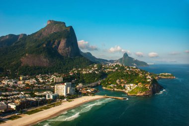 Rio de Janeiro City üzerinde bir helikopter uçuşu sırasında Barra da Tijuca havadan görünümü, Brezilya