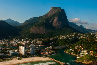 Rio de Janeiro City üzerinde bir helikopter uçuşu sırasında Barra da Tijuca havadan görünümü, Brezilya