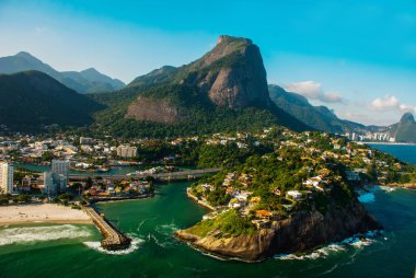 Rio de Janeiro City üzerinde bir helikopter uçuşu sırasında Barra da Tijuca havadan görünümü, Brezilya