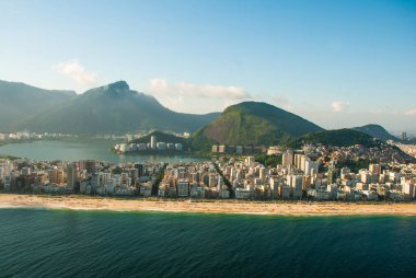 plaj ön planda, Ipanema Plajı, rio de janeiro, Brezilya bir dağ ile binaların havadan görünümü