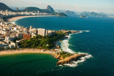 Brezilya Rio de Janeiro 'daki ünlü Copacabana Sahili ve Ipanema Sahili' nin havadan görünüşü