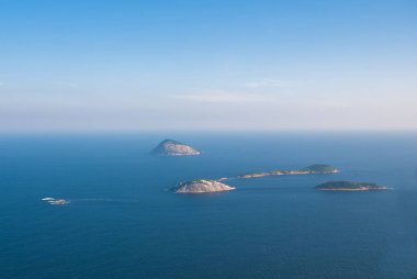 Rio de Janeiro, Brezilya: Tepeler, adalar ve dağlarkompleksi ile çevrili bir okyanusun havadan görünümü