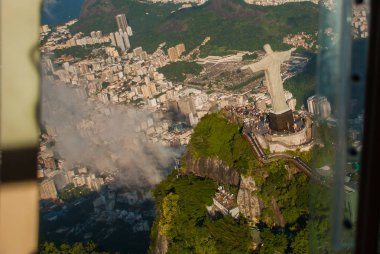 İsa'nın kurtarıcı heykelin üst kısmında bir dağ, rio de janeiro, Brezilya