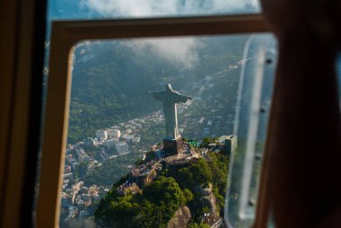 İsa'nın kurtarıcı heykelin üst kısmında bir dağ, rio de janeiro, Brezilya