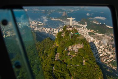 İsa'nın kurtarıcı heykelin üst kısmında bir dağ, rio de janeiro, Brezilya