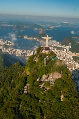 Rio de Janeiro, Brezilya: Christ Redeemer ve Corcovado Dağı ile Rio de Janeiro havadan görünümü