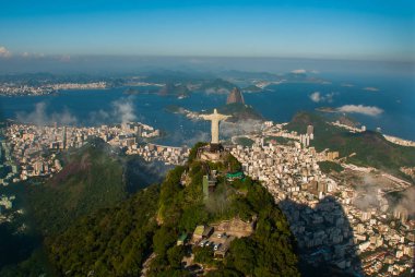 Rio de Janeiro, Brezilya: Christ Redeemer ve Corcovado Dağı ile Rio de Janeiro havadan görünümü