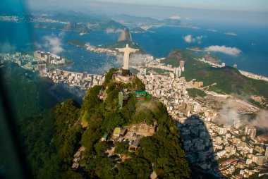 Rio de Janeiro, Brezilya: Christ Redeemer ve Corcovado Dağı ile Rio de Janeiro havadan görünümü