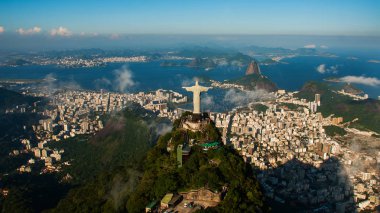 Rio de Janeiro, Brezilya: Christ Redeemer ve Corcovado Dağı ile Rio de Janeiro havadan görünümü