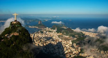 Rio de Janeiro, Brezilya: Christ Redeemer ve Corcovado Dağı ile Rio de Janeiro havadan görünümü