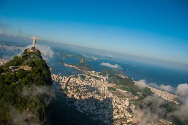 Rio de Janeiro, Brezilya: Christ Redeemer ve Corcovado Dağı ile Rio de Janeiro havadan görünümü