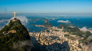 Rio de Janeiro, Brezilya: Christ Redeemer ve Corcovado Dağı ile Rio de Janeiro havadan görünümü