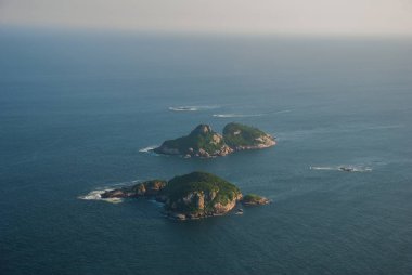 Rio de Janeiro, Brezilya: Tepeler, adalar ve dağlarkompleksi ile çevrili bir okyanusun havadan görünümü