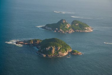 Rio de Janeiro, Brezilya: Tepeler, adalar ve dağlarkompleksi ile çevrili bir okyanusun havadan görünümü