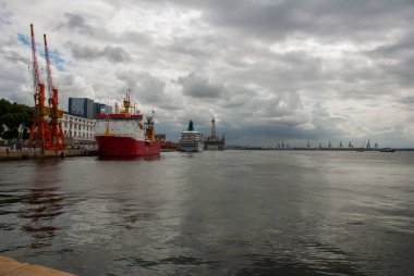 Rio de Janeiro, Brezilya: Bulutlu bir günde Rio de Janeiro gemileri ile Liman