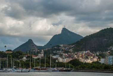İsa'nın kurtarıcı heykelin üst kısmında bir dağ, rio de janeiro, Brezilya