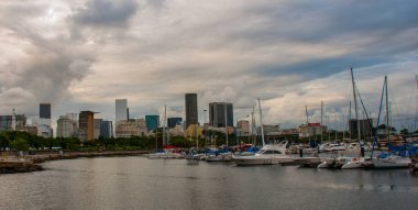 Rio de Janeiro, Brezilya: Rio de Janeiro'daki binaları, tekneleri ve dağlarıyla plajın ve Botafogo koyunun panoramik sabah manzarası