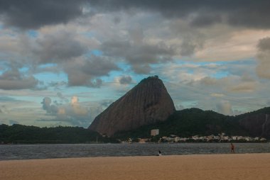Rio de Janeiro, Brezilya: Bulutlu havalarda Flamengo plajına bakan güzel manzara.