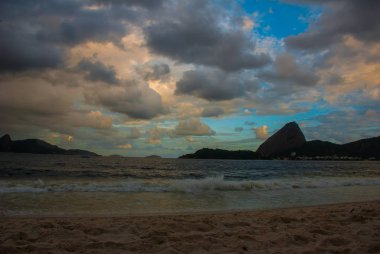 Rio de Janeiro, Brezilya: Bulutlu havalarda Flamengo plajına bakan güzel manzara.