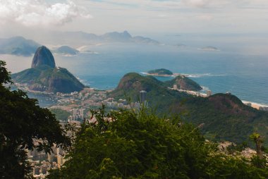 Rio de Janeiro, Sugar Loaf, Brezilya: Urca tepesinin arkasındaki ters huniyi andıran dağ. Brezilya'nın eski başkenti turistik site.