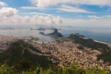 Rio de Janeiro, Sugar Loaf, Brezilya: Urca tepesinin arkasındaki ters huniyi andıran dağ. Brezilya'nın eski başkenti turistik site.