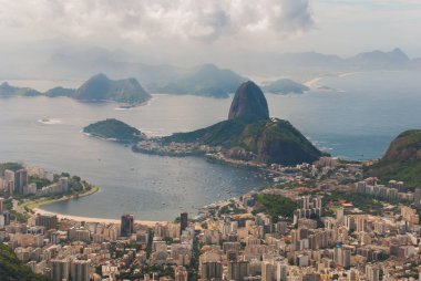 Rio de Janeiro, Sugar Loaf, Brezilya: Urca tepesinin arkasındaki ters huniyi andıran dağ. Brezilya'nın eski başkenti turistik site.