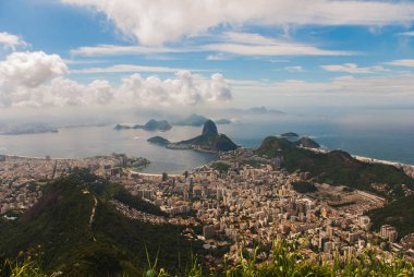 Rio de Janeiro, Sugar Loaf, Brezilya: Urca tepesinin arkasındaki ters huniyi andıran dağ. Brezilya'nın eski başkenti turistik site.