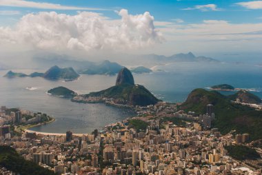 Rio de Janeiro, Sugar Loaf, Brezilya: Urca tepesinin arkasındaki ters huniyi andıran dağ. Brezilya'nın eski başkenti turistik site.