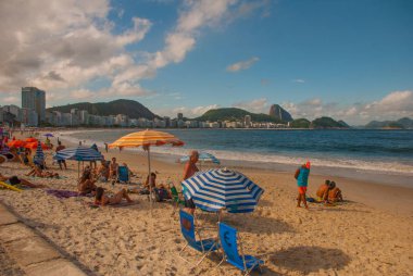 Rio de Janeiro, Copacabana plajı, Brezilya: Deniz ve plaj manzaralı güzel manzara. Rio de Janeiro'nun en ünlü plajı.