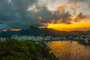 Rio de Janeiro, Brezilya: Deniz ve Adalar üzerinde gün batımında güzel sahne