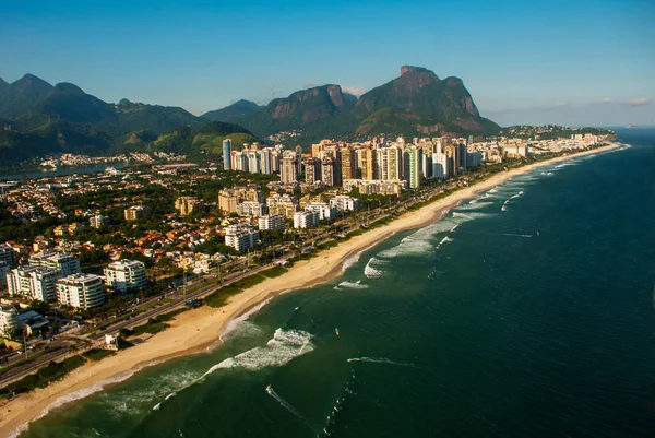 Vista aérea da Barra da Tijuca durante um voo de helicóptero sobre a cidade do Rio de Janeiro, Brasil — Fotografia de Stock
