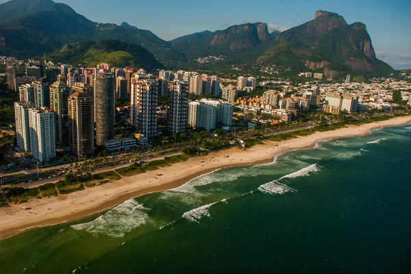 Vista aérea da Barra da Tijuca durante um voo de helicóptero sobre a cidade do Rio de Janeiro, Brasil — Fotografia de Stock