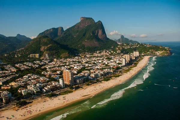 Vista aérea da Barra da Tijuca durante um voo de helicóptero sobre a cidade do Rio de Janeiro, Brasil — Fotografia de Stock