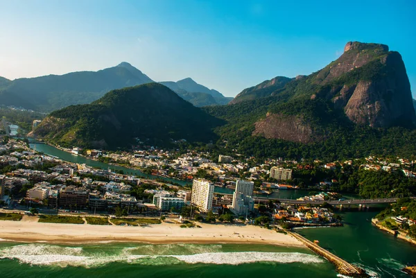 Rio de Janeiro City üzerinde bir helikopter uçuşu sırasında Barra da Tijuca havadan görünümü, Brezilya