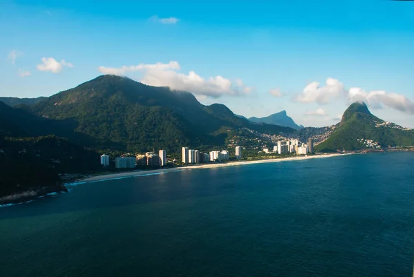 Rio de Janeiro, Brasil: Vista da praia de São Conrado, de cima, localizada no bairro São Conrado, na cidade do Rio de Janeiro — Fotografia de Stock