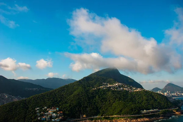 巴西里约热内卢：被丘陵、岛屿和山脉包围的海洋鸟瞰图，山坡上有原始森林和地中海植被。海滩上的建筑物 — 图库照片
