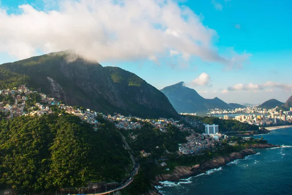 Rio de Janeiro, Brasilien: Aerial utsikt över ett hav omgiven av ett komplex av kullar, öar och berg med inhemska skogar och Medelhavet vegetation på sluttningarna. Byggnader på stränderna i — Stockfoto