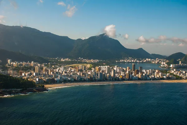 Rio de Janeiro, Brasil: Vista da praia de São Conrado, de cima, localizada no bairro São Conrado, na cidade do Rio de Janeiro — Fotografia de Stock