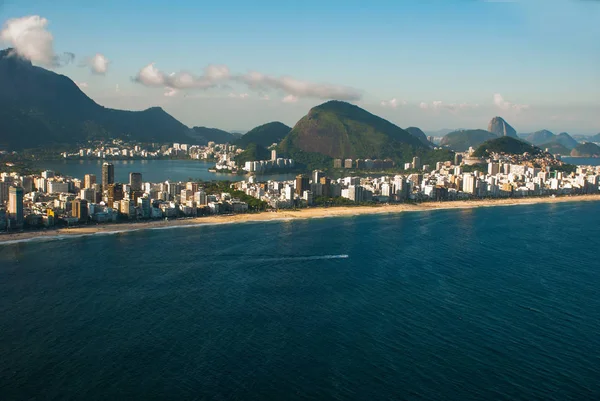 배경, Ipanema 해변, 리오 데 자네이, 브라질에 있는 산맥으로 해변 앞에 건물의 조감도 — 스톡 사진