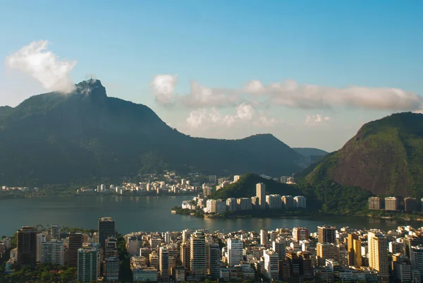 Rio de Janeiro, Brazília: légi kilátás Rio de Janeiro-val Krisztus Megváltó — Stock Fotó