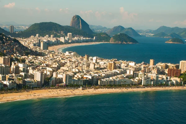 Plaj ön planda, Ipanema Plajı, rio de janeiro, Brezilya bir dağ ile binaların havadan görünümü — Stok fotoğraf